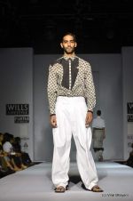 Model walk the ramp for Rishta by Arjun Show at Wills Lifestyle India Fashion Week 2012 day 3 on 8th Oct 2012 (49).JPG